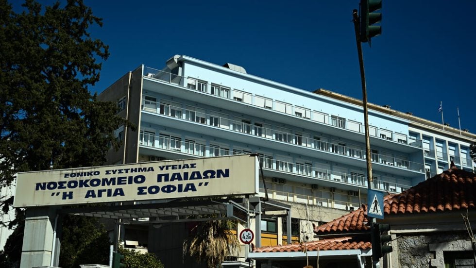 Χειρουργήθηκε ο ανήλικος τραυματίστηκε από κροτίδα στο Μενίδι – «Τη βρήκε κάτω κι έσκασε στα χέρια του», είπε η μητέρα